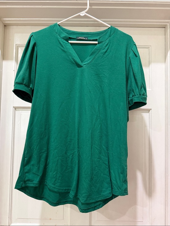 Ofeefan Tops - Classic V-Neck Short Sleeve Top in Emerald Green